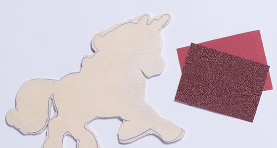 Einhorn aus Holz und Schleifpapier